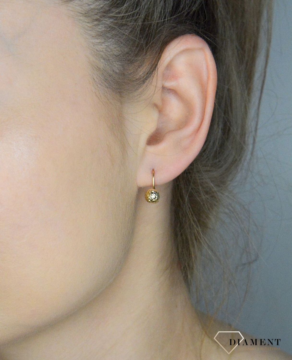 Kolczyki złote wiszące kulki grawerowane próba 375, KL 6417 375, Złote kolczyki wykonane z wysokiej jakości żółtego złota, próba 375. Kolczyki w minimalistycznym stylu, wpisujące się w obecne trendy modowe..jpg